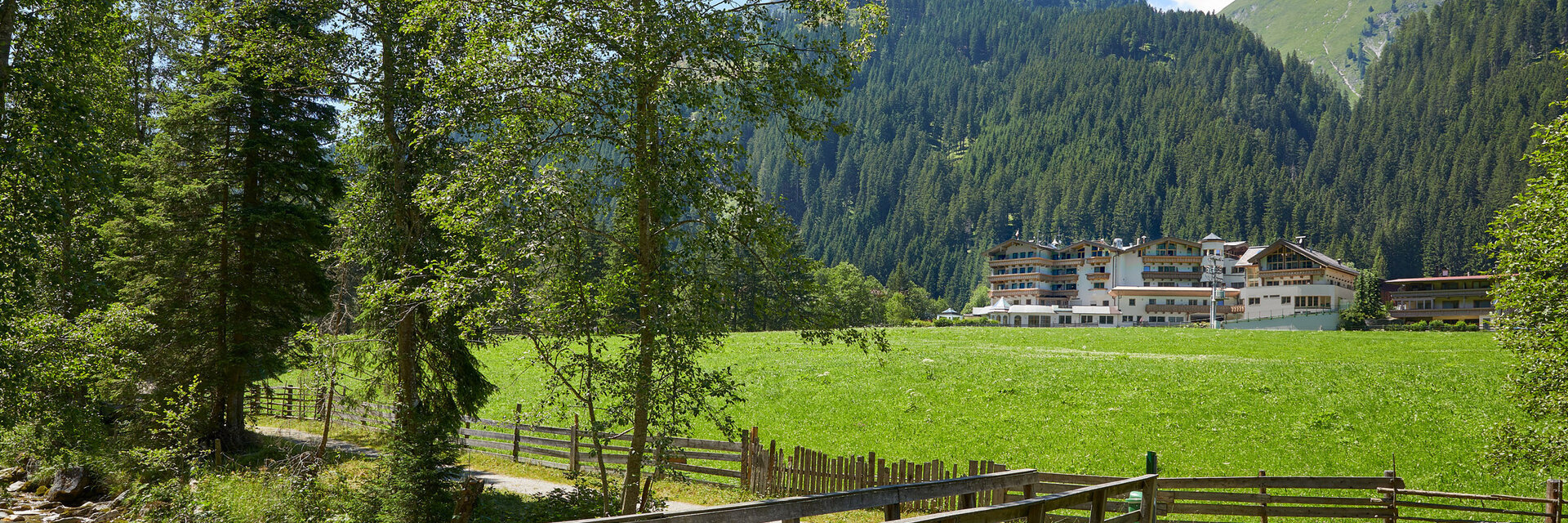 adler inn tyrol mountain resort hausansicht sommer hintertux